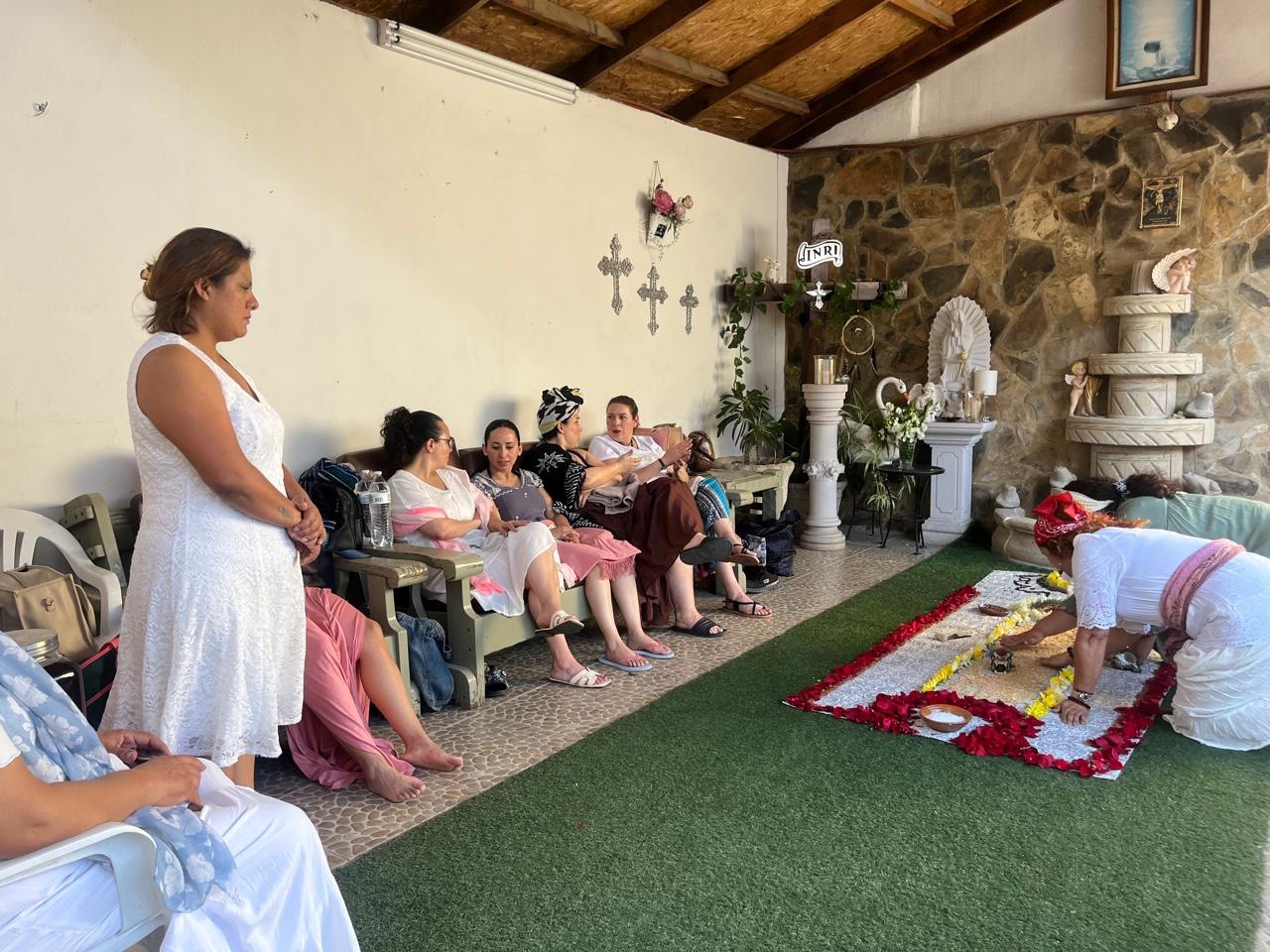 Participantes en experiencia de temazcal